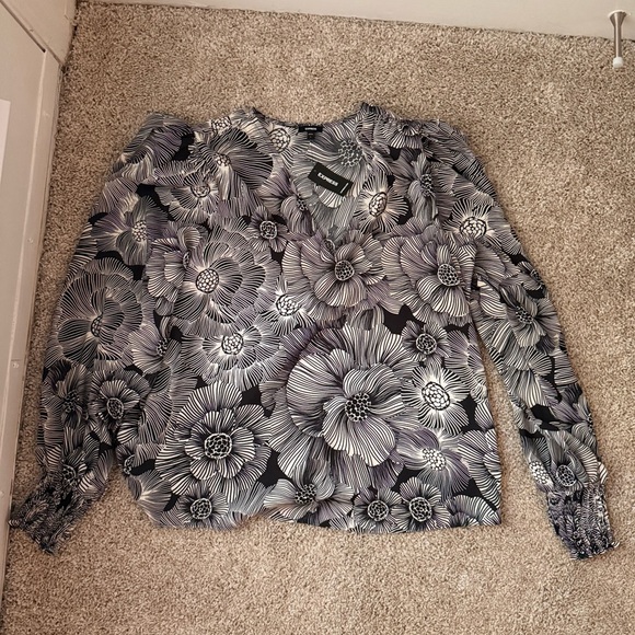 NWT Express floral Long sleeve Vneck - Picture 5 of 6